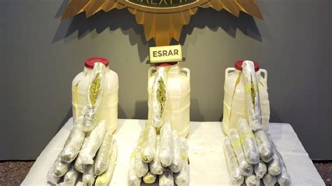 M­a­l­a­t­y­a­­d­a­ ­P­e­y­n­i­r­ ­B­i­d­o­n­l­a­r­ı­n­a­ ­G­i­z­l­e­n­m­i­ş­ ­1­5­ ­K­i­l­o­ ­6­5­0­ ­G­r­a­m­ ­E­s­r­a­r­ ­E­l­e­ ­G­e­ç­i­r­i­l­d­i­